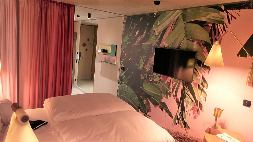 25hours Hotel Zürich Langstrasse: Unser gemütliches Zimmer der Kategorie Medium ist mit 18qm Größe, Queensize-Bett und Regendusche