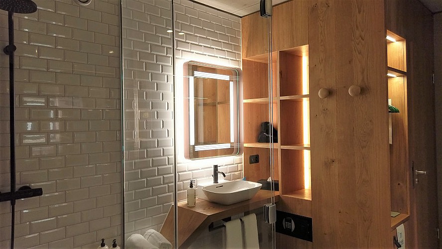 25hours Hotel Zürich Langstrasse: Viele Einrichtungsideen sind echte Inspirationsquellen - der Badezimmer-Spiegel hat es mir wirklich angetan