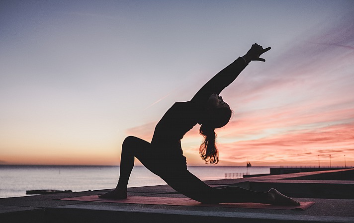 Bewegung zum Entspannen: Yoga ist eine gute Idee.
