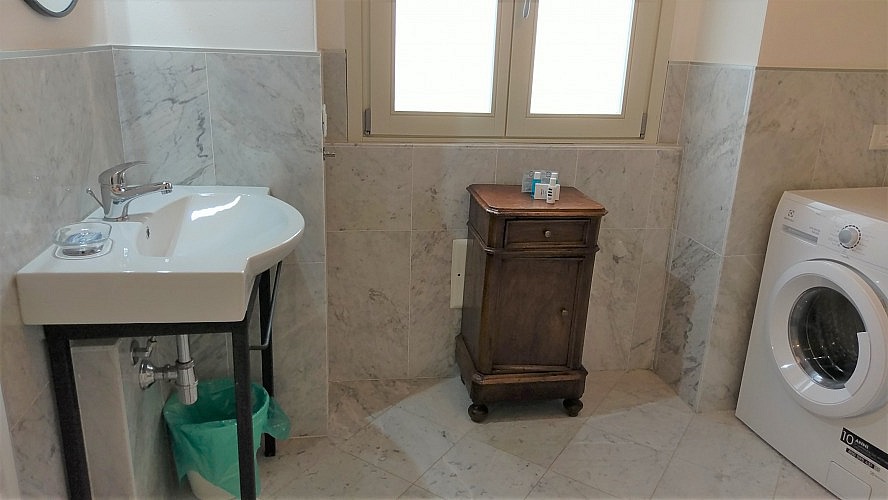 Luxury Italy Apartments: Die beiden Badezimmer sind jeweils mit einer großen Kristalldusche und natürlichen Pflegeprodukten für unseren persönlichen Komfort ausgestattet