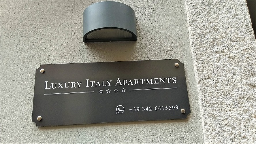 Luxury Italy Apartments: Eingangsschild