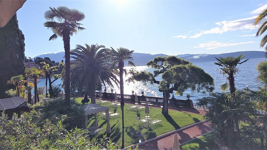 Grand Hotel Fasano: Blick über den Hotelpark - Der Gardasee von seiner schönsten Seite