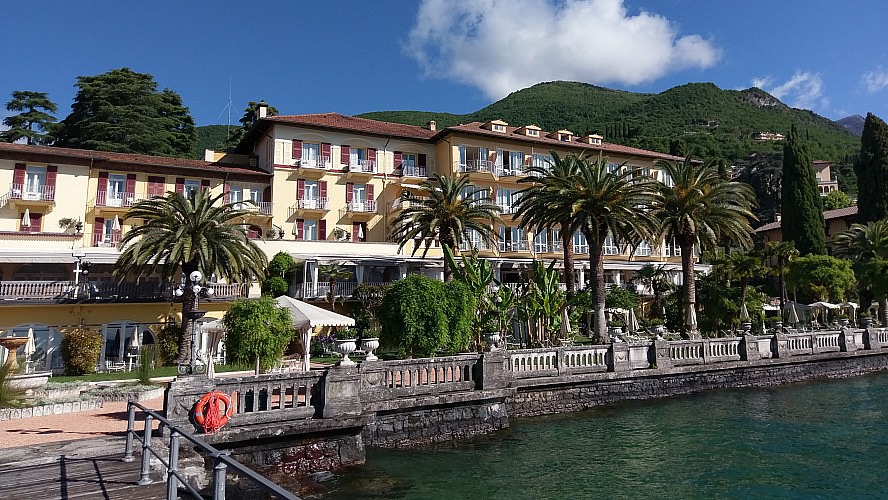 Grand Hotel Fasano: das historische Gebäude-Ensemble umgeben von einem verwunschenen, 12.000 qm umfassenden Privatpark voller Palmen und Bananenbäume