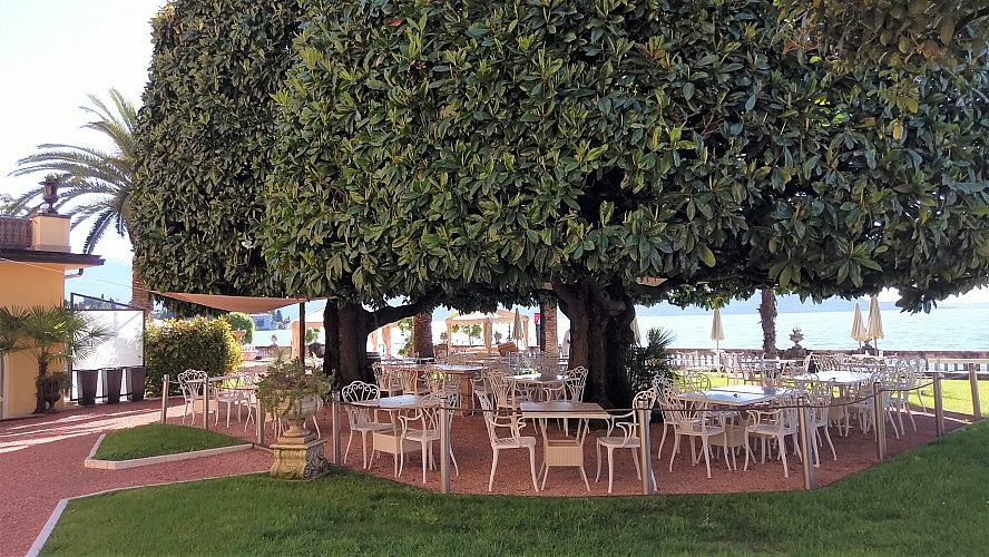 Grand Hotel Fasano: lauschige Garten-Terrassen unter fantastischen Bäumen