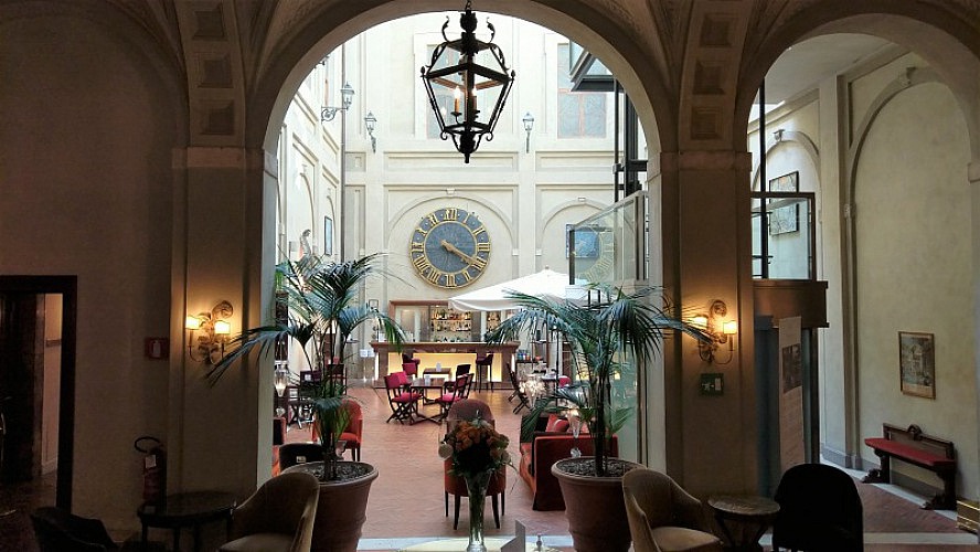Grand Hotel Continental Siena: Der Innenhof und der Bar-Bereich sind mit einer Glaskuppel überdacht