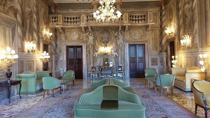 Grand Hotel Continental Siena: Der Salone delle Feste ist mit zarten Fresken und einfarbigen Verzierungen aus dem 18. Jahrhundert geschmückt