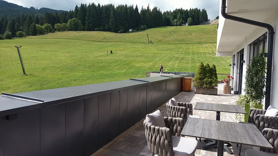 ALMGUT - Mountain Wellness Hotel: gemütliche Terrassen mit tollem Ausblick