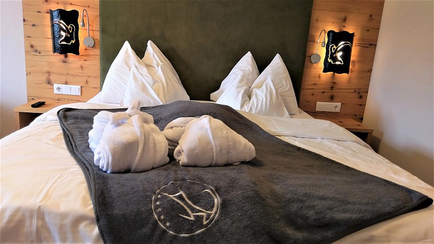 ALMGUT - Mountain Wellness Hotel: In unserem Zimmer erwartet uns alpines Lebensgefühl in ansprechender Form