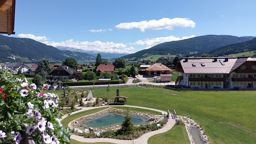 ALMGUT - Mountain Wellness Hotel: Sehr schöner kleiner Park mit unterschiedlichen Seen und Becken