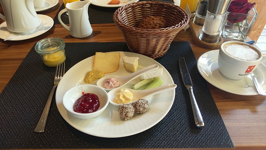 Ayurveda Resort Mandira: Zum Frühstück, am Nachmittag und Abend wählen wir nur allzu gern aus dem großen Angebot ayurvedischer wie auch steirischer Köstlichkeiten