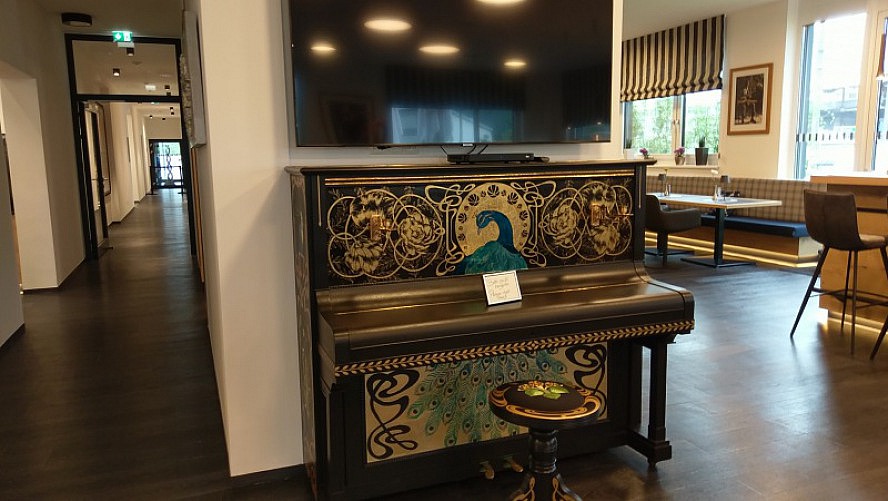 Hotel Edelmanns: Wunderschön gestaltetes Jugendstil-Klavier