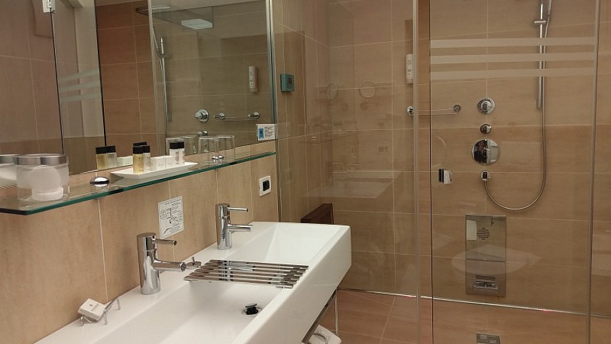 Hotel Meranerhof: Das Badezimmer unserer Suite verfügt sogar über eine in die Dusche integrierte Dampfsauna
