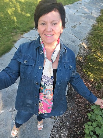 ALPENPALACE Luxury Hideaway & Spa Retreat: Annette Maria - Nur allzu gern halte ich mich im großzügig gestalteten Gartenbereich des Hauses auf