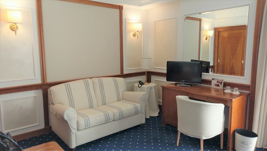 Grand Hotel Terme & Spa: Elegante Suite in heller Farbgebung