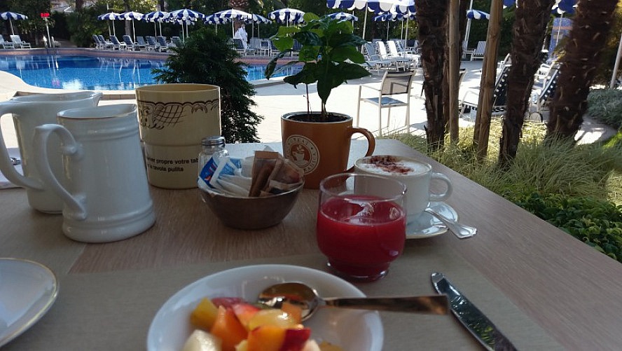Grand Hotel Terme & Spa: Frühstück im offenen Wintergarten - schöner geht es kaum