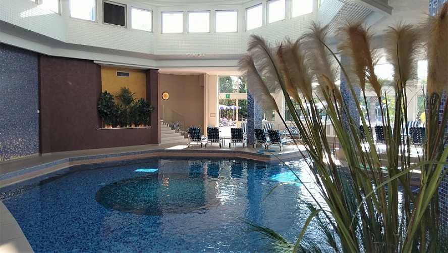 Grand Hotel Terme & Spa: Hier der innere Pool mit sagenhafter Akustik - besonders genau in der Mitte schwimmend - Nur allzu gern relaxen Axel und ich im großen Thermalwasserpool