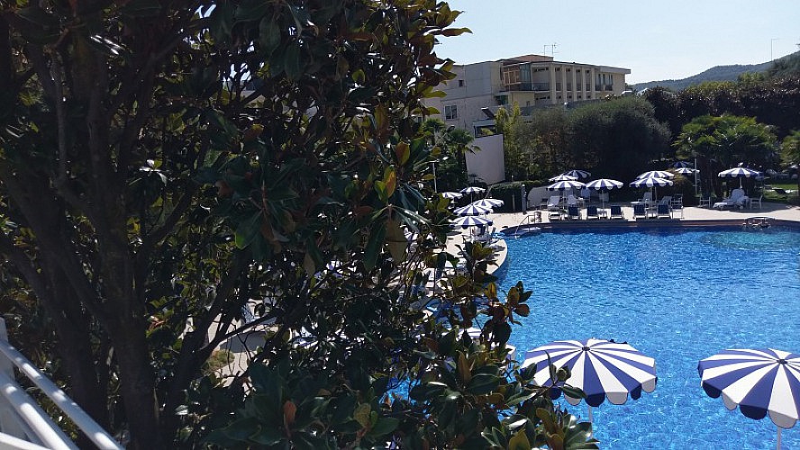 Grand Hotel Terme & Spa: Rückzugsort als Ensemble zwischen der Natur der Grünflächen im Freien, der maritimen Ausstattung mit Liegen und Chaiselongues und einer Stimmung von heiterer Gelassenheit