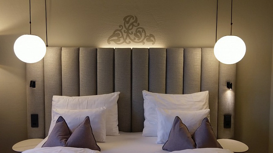 Romantik Spa Hotel Elixhauser Wirt: In diesen eleganten Betten lässt es sich sehr wohlig schlummern