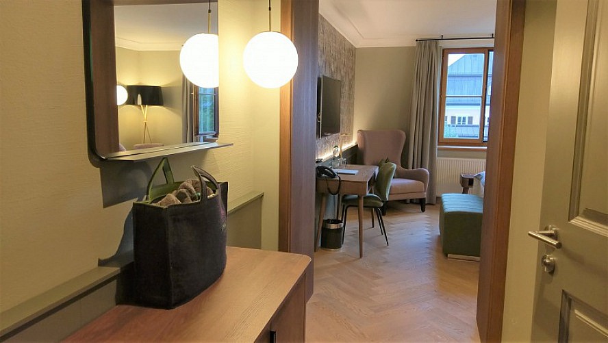 Romantik Spa Hotel Elixhauser Wirt: Unsere neu gestaltetes kuscheliges Doppelzimmer im Stammhaus überzeugt uns nicht nur durch elegantes Design