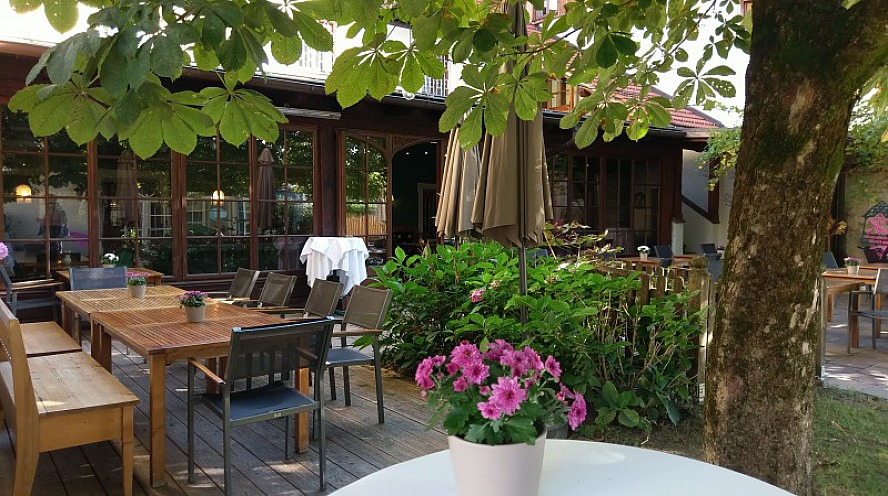 Romantik Spa Hotel Elixhauser Wirt: Zauberhafter Gastgarten, gemütliche Stuben & Räumlichkeiten