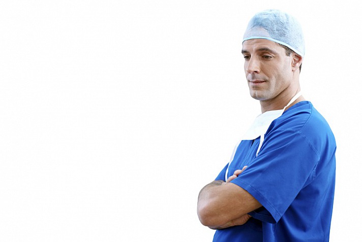 Bei einem chirurgischen Eingriff sollte ein vertrauensvoller Profi herangezogen werden, der ausschließlich mit hochwertigen Materialien arbeitet.