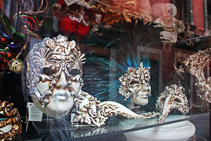 Die wunderschönen venezianischen Masken und Kostüme
