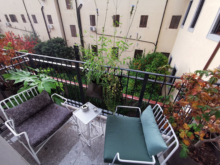 25hours Hotel Piazza San Paolino: auf dem Balkon erahnen wir das ehemalige Kloster