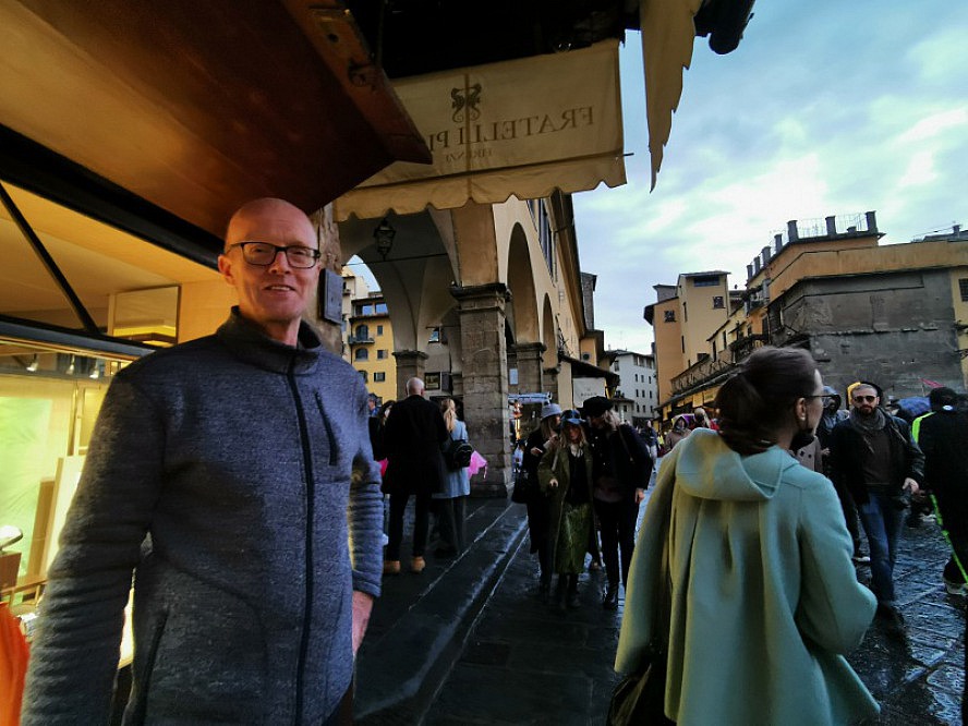 25hours Hotel Piazza San Paolino: Axel auf der Ponte Vecchio