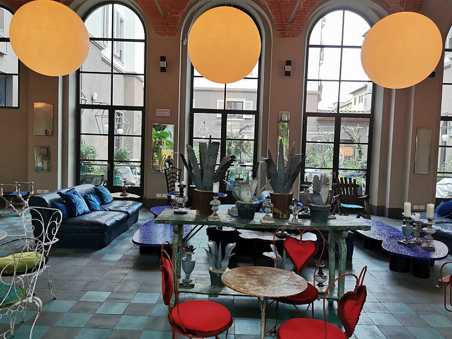 25hours Hotel Piazza San Paolino: Axel und ich stoßen auf eine originelle Auswahl an Vintage-Möbeln
