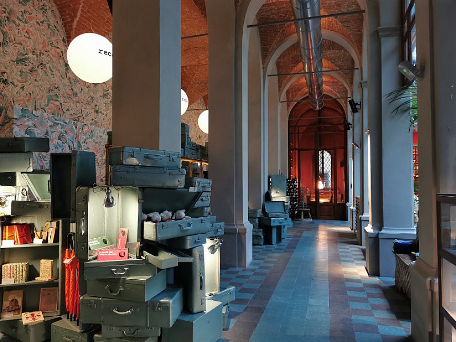 25hours Hotel Piazza San Paolino: Blick in die Säulengänge