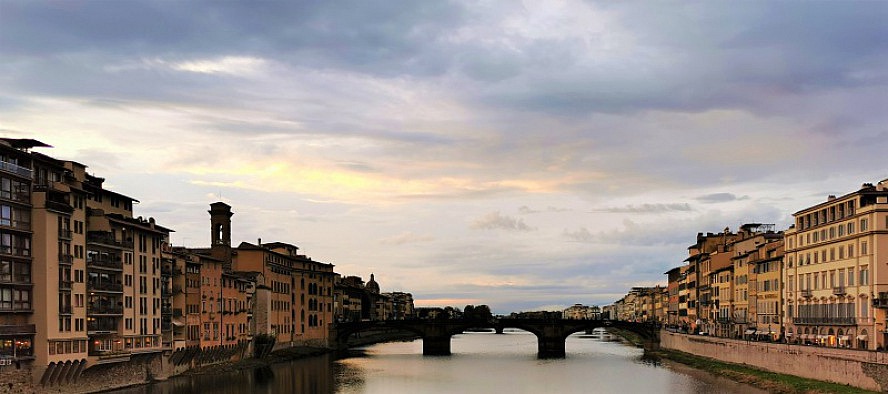25hours Hotel Piazza San Paolino: Blick von der Ponte Vecchio auf den Arno