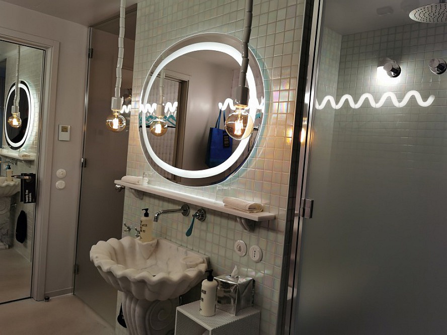 25hours Hotel Piazza San Paolino: Das Bad, WC und die Dusche sind toll gestaltet und in der Aufteilung gut durchdacht