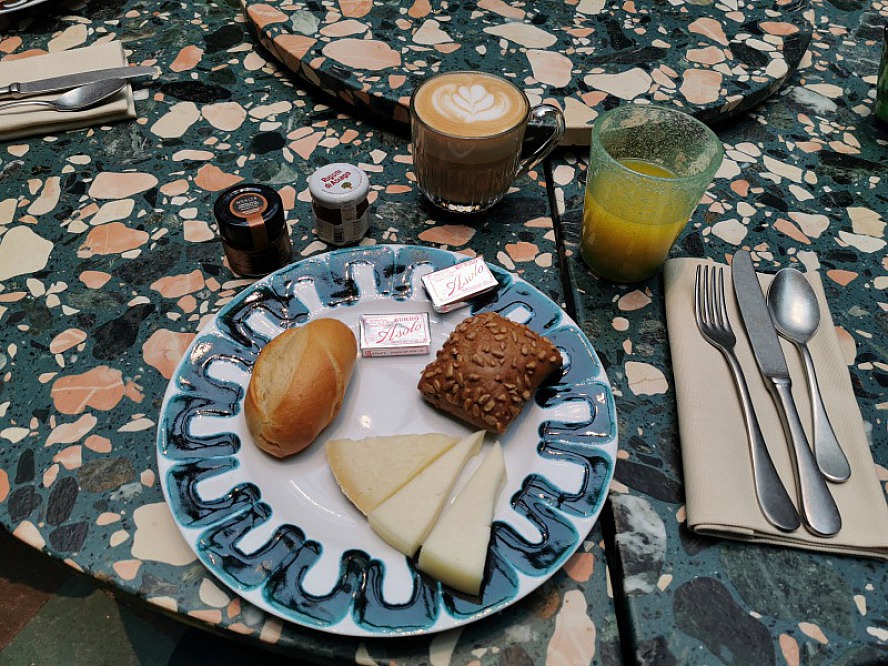 25hours Hotel Piazza San Paolino: italienisch frühstücken inmitten von Florenz