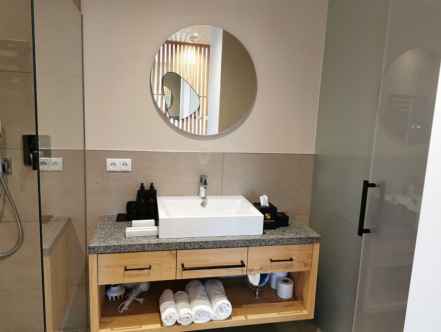 Hotel Ansitz Rungghof: das Badezimmer mit abgetrennter Dusche und Toilette