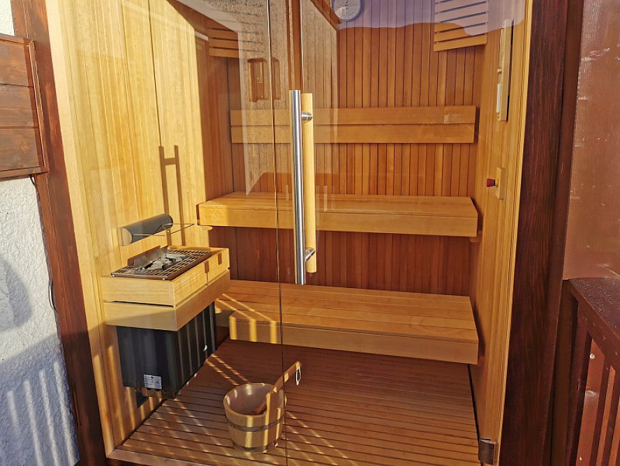 Hotel Ansitz Rungghof: Ein echter Saunatraum wird wahr - denn auf einem der zwei Balkone erwartet uns wohlige Saunahitze in einem ganz privaten Rahmen