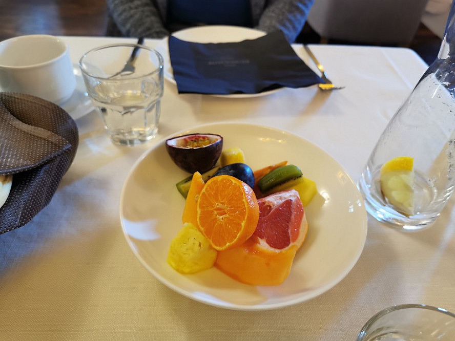 Hotel Ansitz Rungghof: frisch aufgeschnittenes Obst zum Frühstück