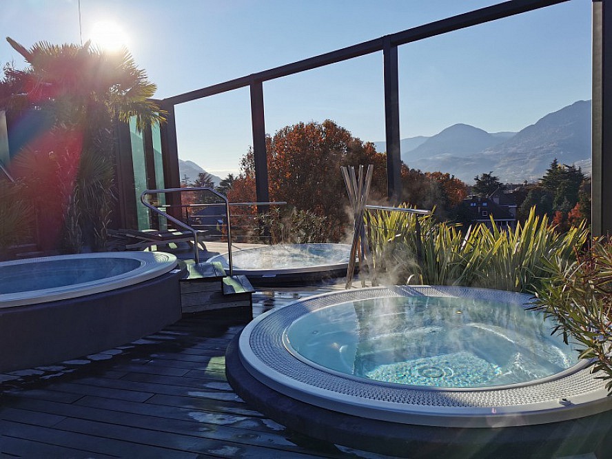 Hotel Therme Meran: Bei wohlig warmen Temperaturen in Whirlpool in Sonnenschein im Gesicht
