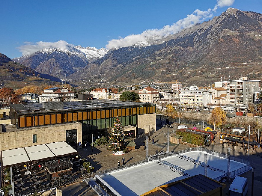 Hotel Therme Meran: Blick vom Balkon - auf die Schlittschuhbahn und den gerade im Aufbau befindlichen Weihnachtsmarkt