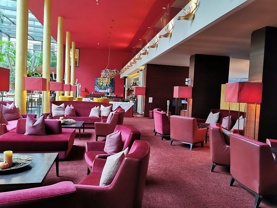 Hotel Therme Meran: Die Lounge lädt zum Verweilen ein. Bei genauem Hinsehen entpuppen sich die Hirschdekolampen als Einhörner ;)
