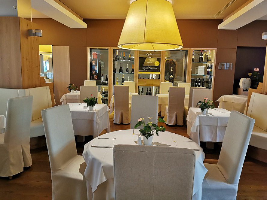 Hotel Therme Meran: einer der verschiedenen eleganten Bereiche des Restaurants