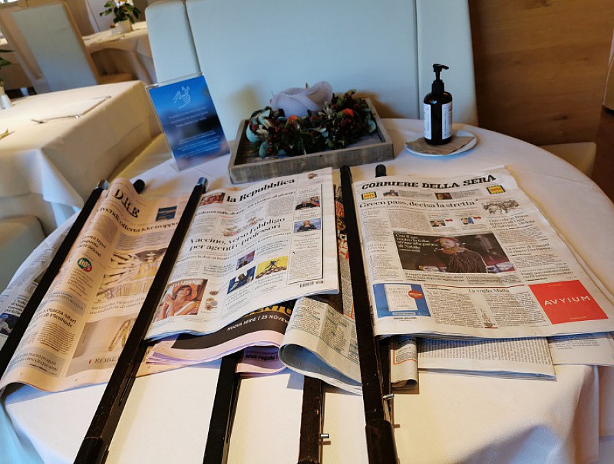 Hotel Therme Meran: Herrlich - regionale und internationale Zeitungen beim Frühstück