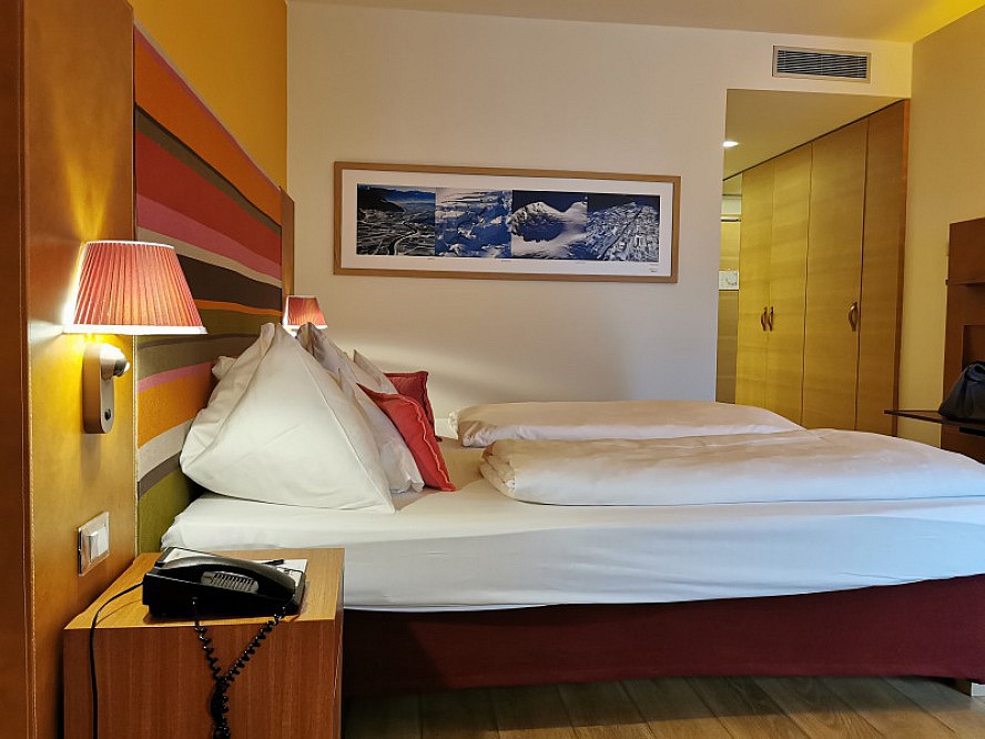 Hotel Therme Meran: unser erster Eindruck: sehr funktional - der besondere Charme des Zimmers erschloss sich uns während unseres Aufenthalts nach und nach 