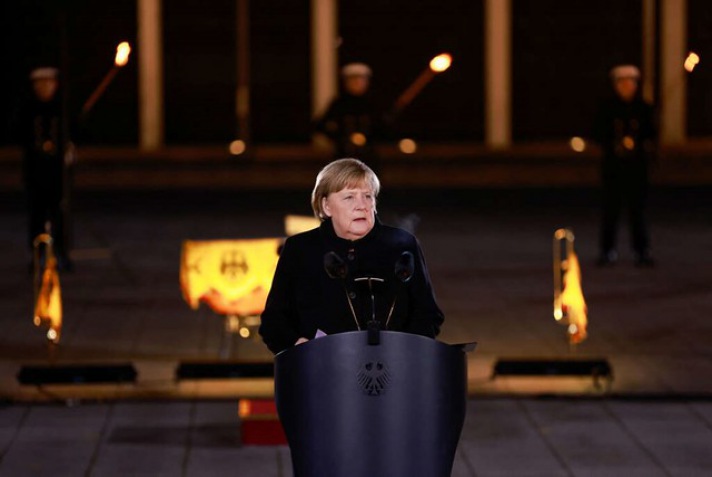 Merkel beim Zapfenstreich im November 2021