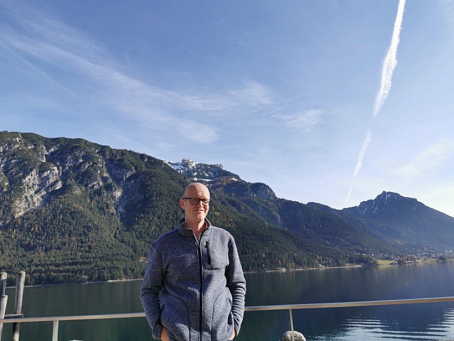 Posthotel Achenkirch: Axel und ich freuen uns über die Stille des Sees und das atemberaubende Panorama über die Tiroler Alpen