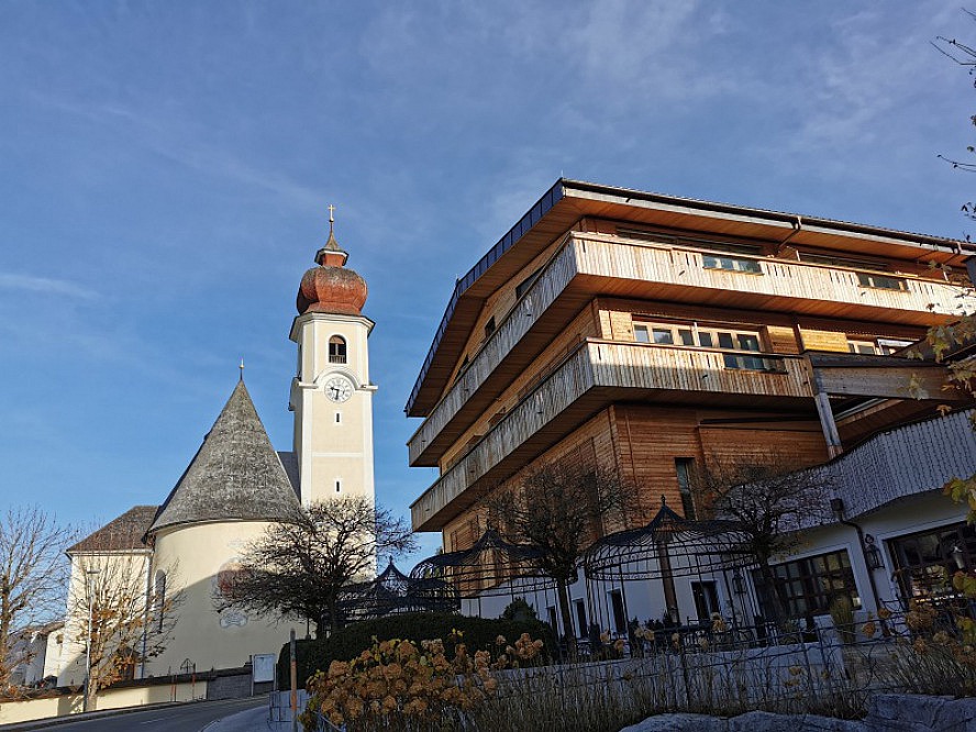 Posthotel Achenkirch: das Hotel liegt direkt an der imposanten Kirche von Achenkirch