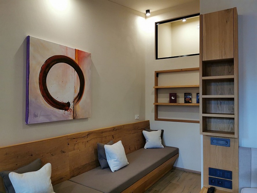 Posthotel Achenkirch: die Suite bietet viel Platz - diese Sitzbank geht über die gesamte Wandbreite
