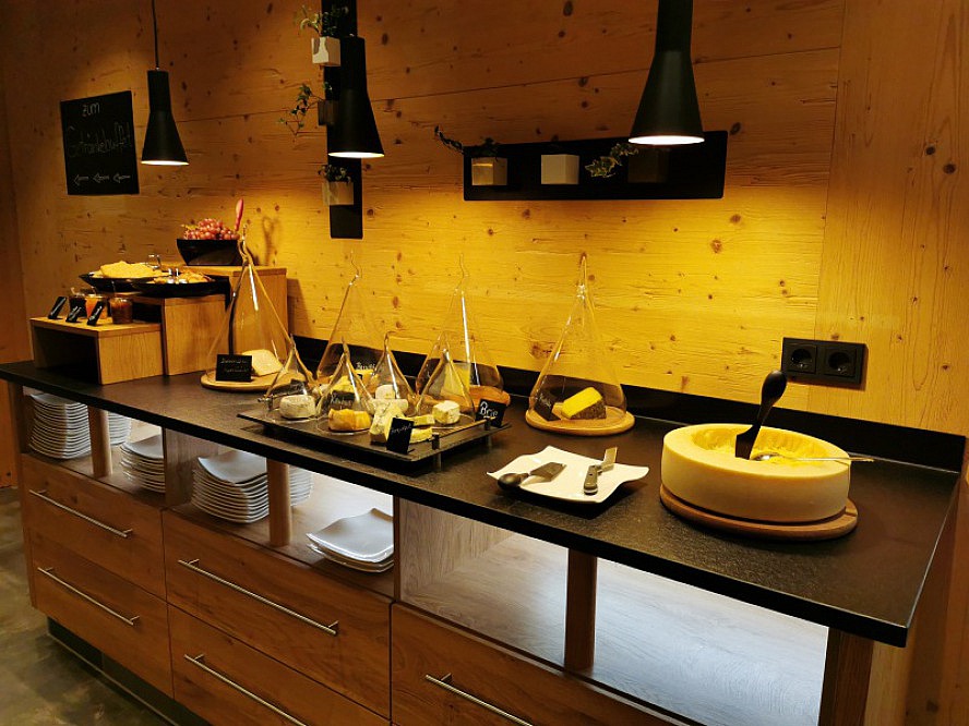 PANORAMA Land- & Wellnesshotel: Auch die Käsetheke verfügt über eine große Auswahl und Qualität