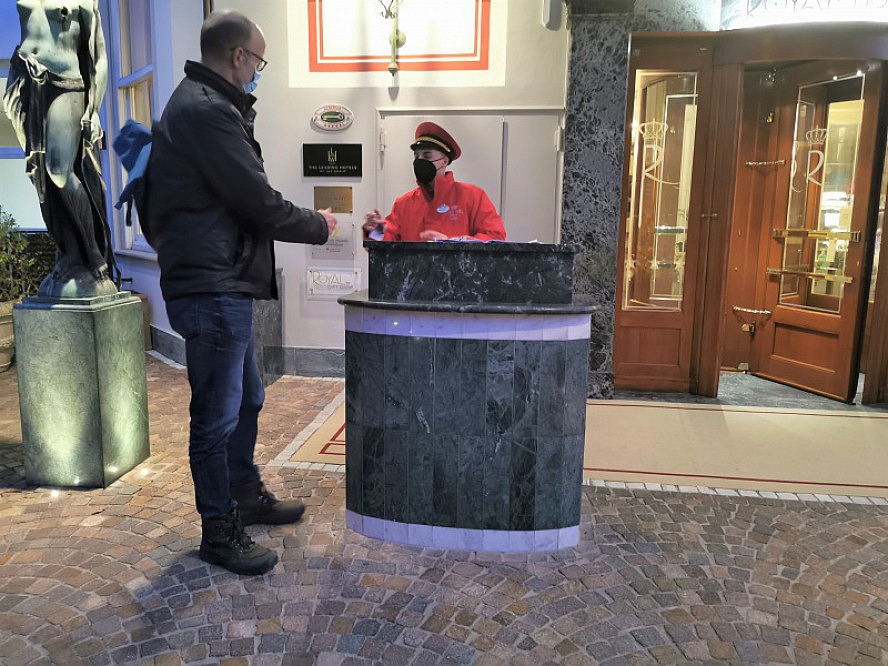 Royal Hotel Sanremo: Axel bekommt die Autoschlüssel ausgehändigt