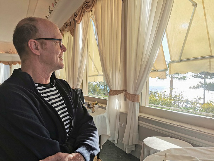 Royal Hotel Sanremo: Axel ist selig: sollte man wirklich jemals anders in den Tag kommen wollen?