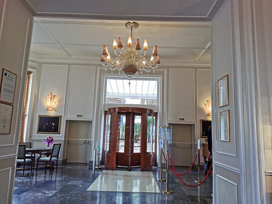 Royal Hotel Sanremo: Die wunderbare Drehtüre am Haupteingang - rechts ist die Rezeption